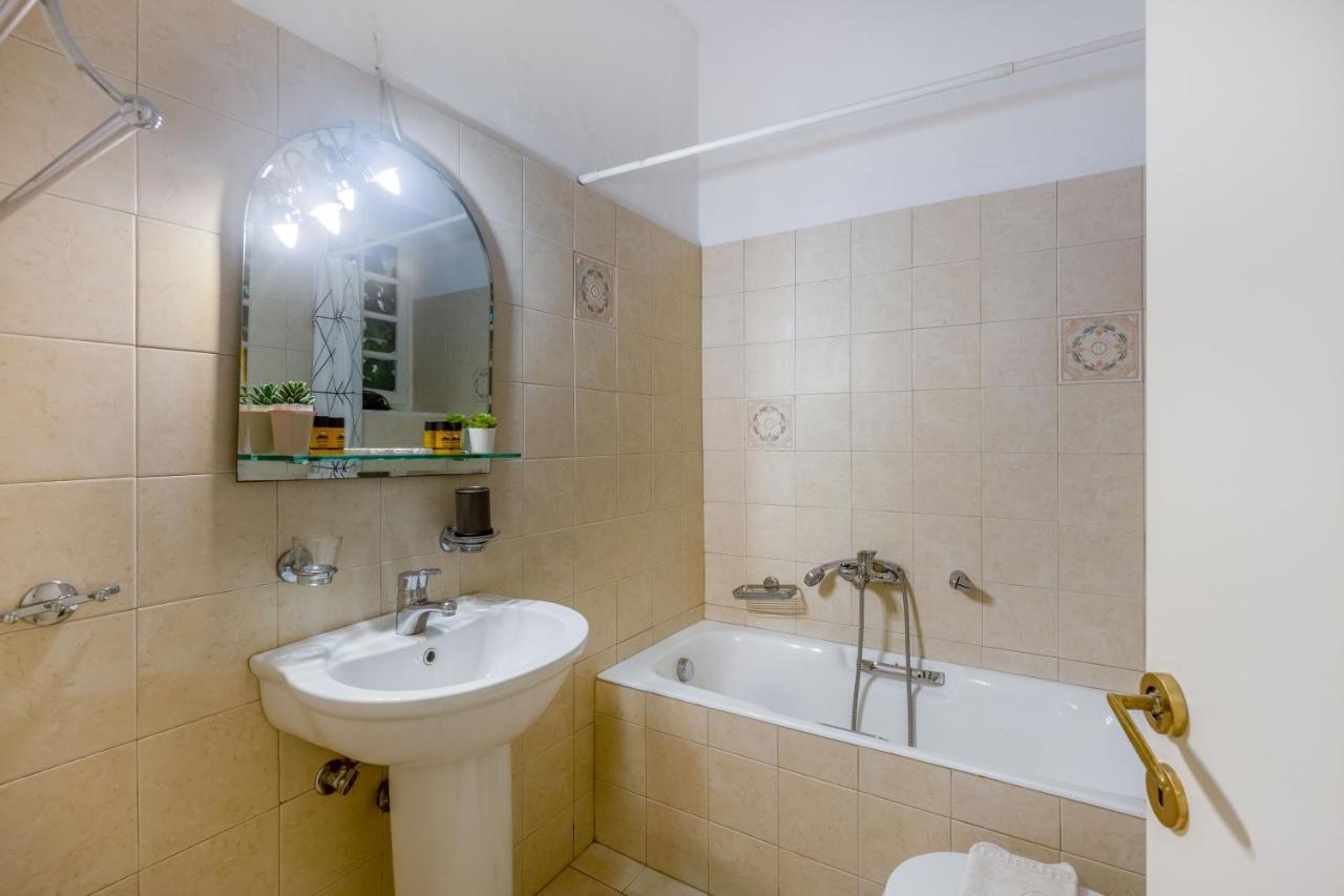 Charming Apartment In The Heart Of Plaka Athens Luaran gambar